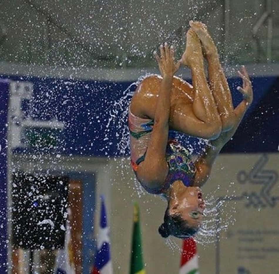 Atleta do Fla celebra o hexa no Sul-Americano Júnior de nado artístico