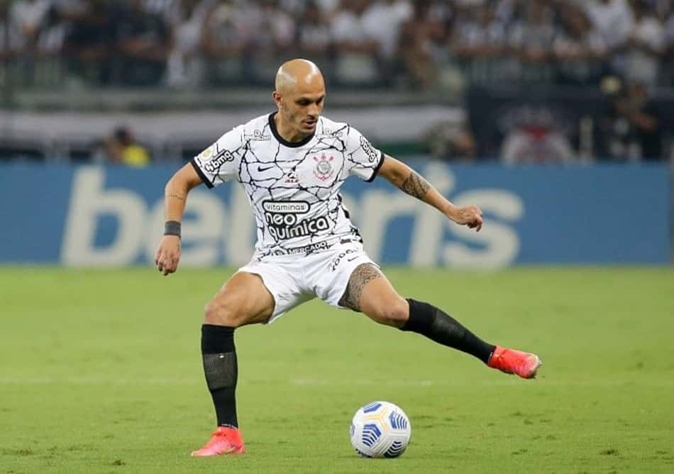 Fábio Santos leva o terceiro amarelo e desfalca o Corinthians contra o Cuiabá