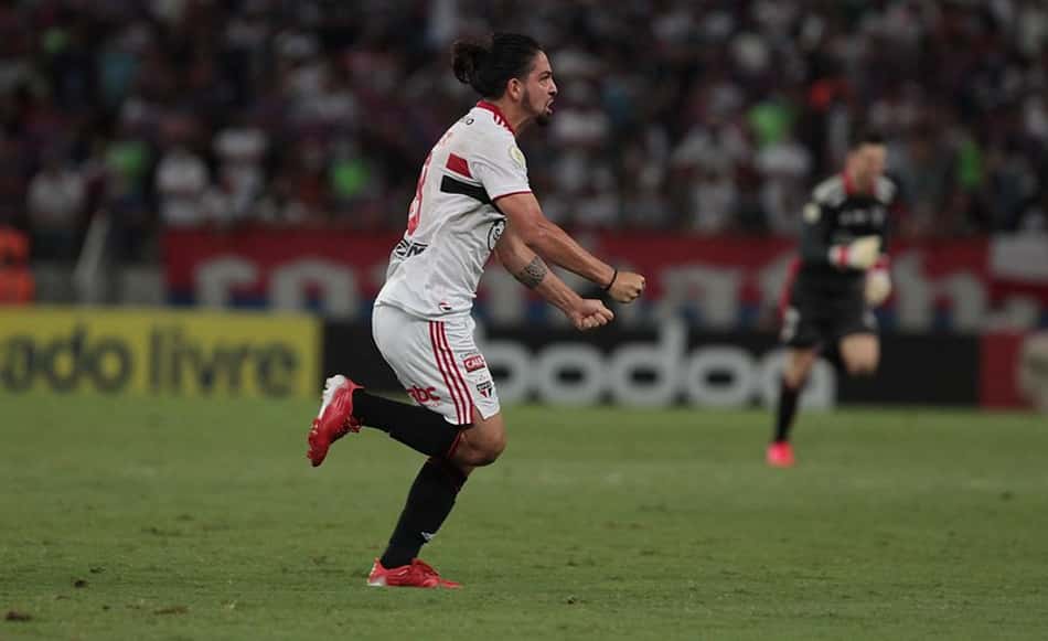Nos acréscimos, Benítez marca golaço de falta e São Paulo empata com o Fortaleza no Brasileirão