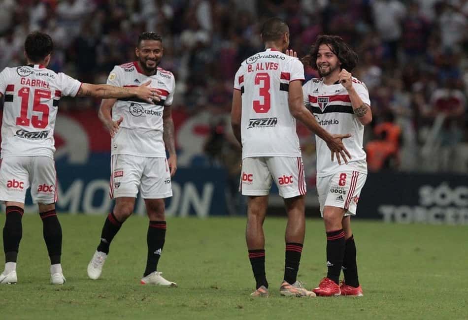 Gol 'à la Ceni' salva São Paulo em noite sem brilho contra o Fortaleza
