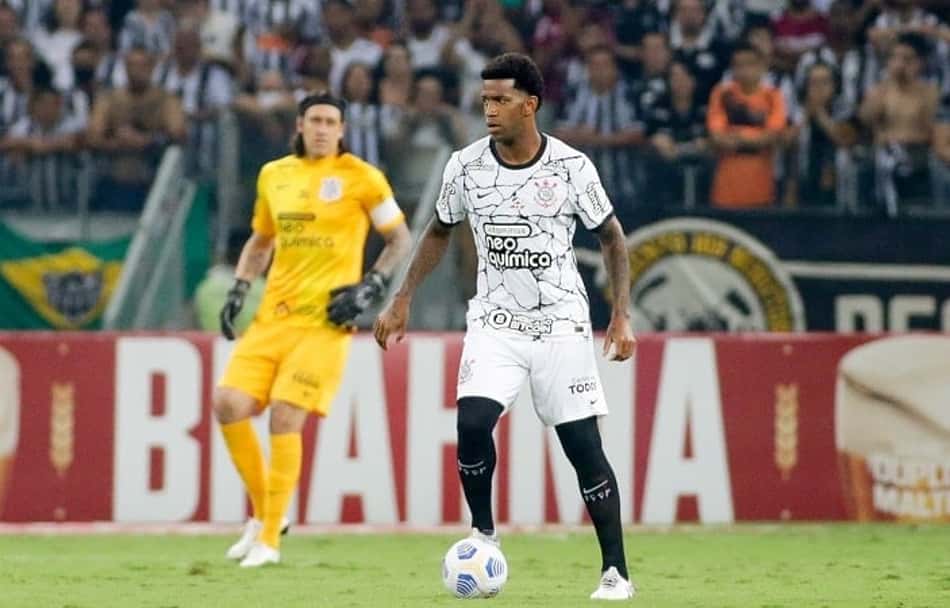 Após Corinthians sofrer pior derrota no Brasileirão, Sylvinho lembra que time tinha 2ª melhor zaga do torneio