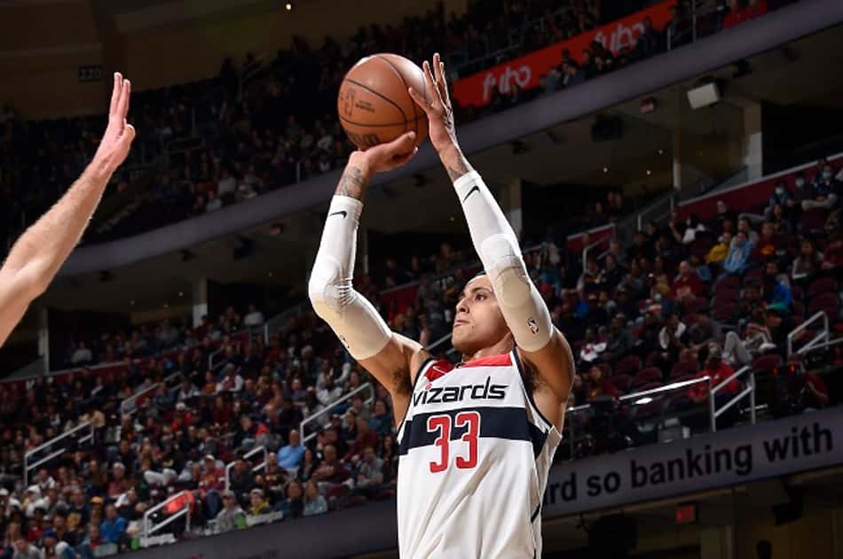 Kyle Kuzma é multado por gesto obsceno a torcedor