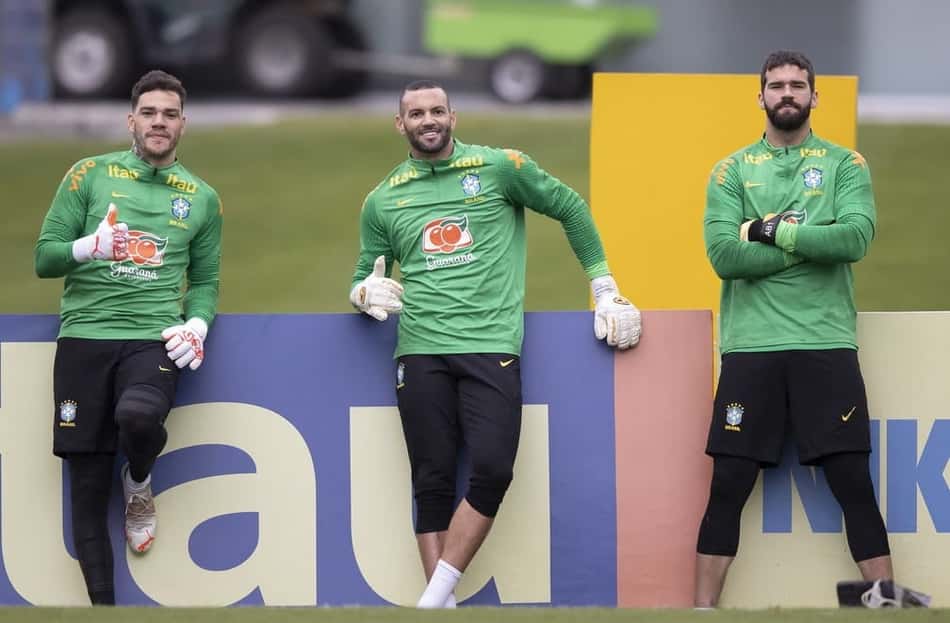 Alisson fala sobre goleiros brasileiros na Seleção e coloca Weverton, do Palmeiras, em 'Top 10' mundial