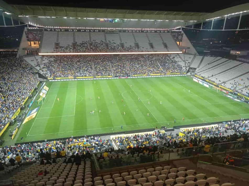 Entrada organizada, setor sul vazio e tributo a Marília Mendonça: o clima antes de Brasil e Colômbia em SP