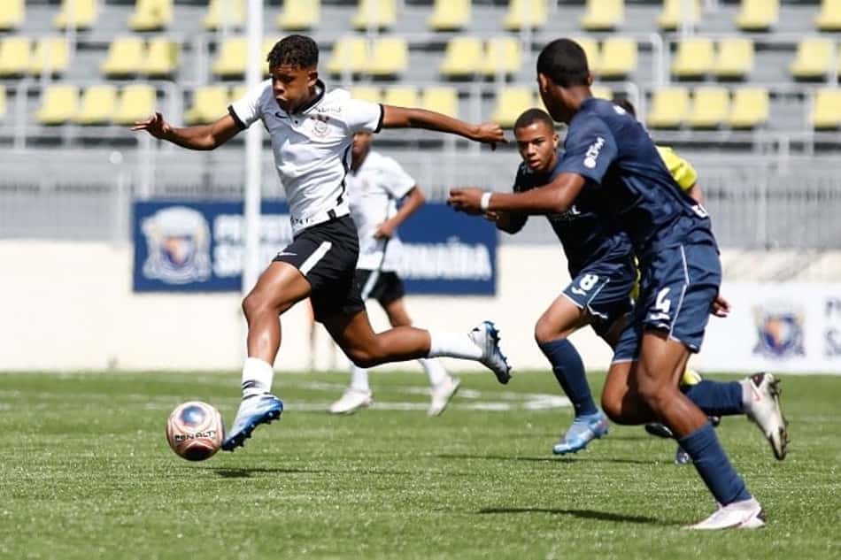 Em jogos fora de casa pelo Paulistão, equipe sub-17 do Corinthians empata e time sub-15 é derrotado