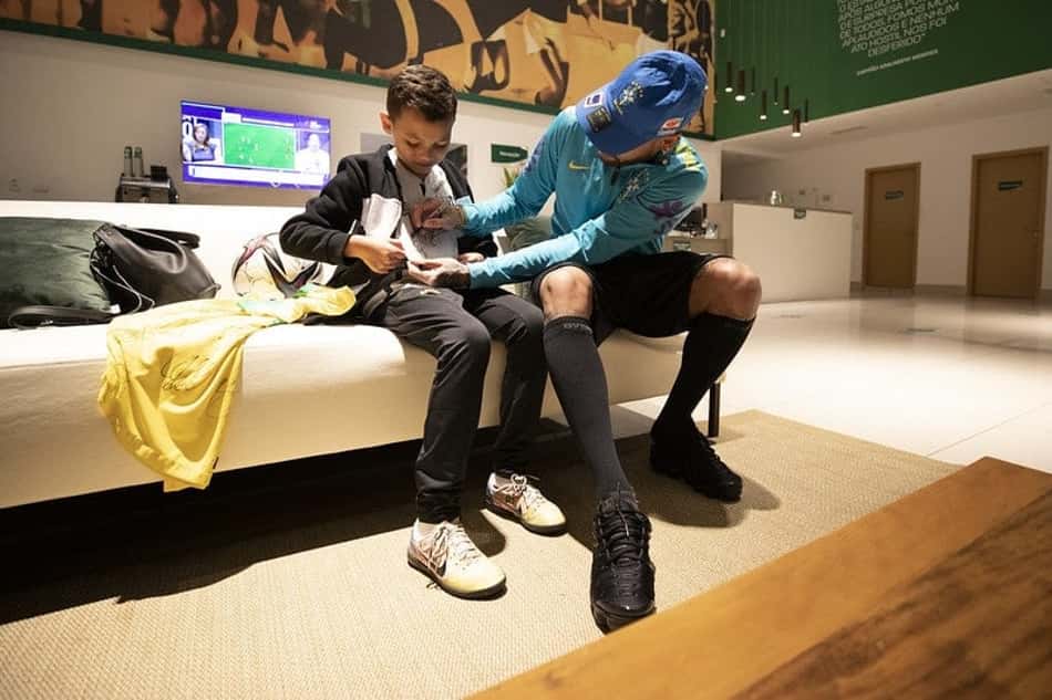 Bruninho visita Seleção Brasileira, conhece Neymar e fala ao L!: 'Emoção sem explicação'