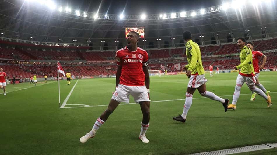 Edenílson brilha, Internacional vira e vence o Athletico-PR pelo Brasileirão