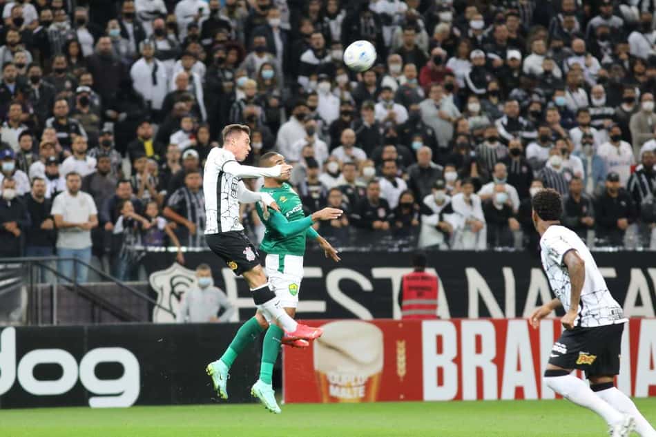 Na ausência de Fábio Santos, Piton mostra que ainda pode brigar por vaga na lateral esquerda corintiana