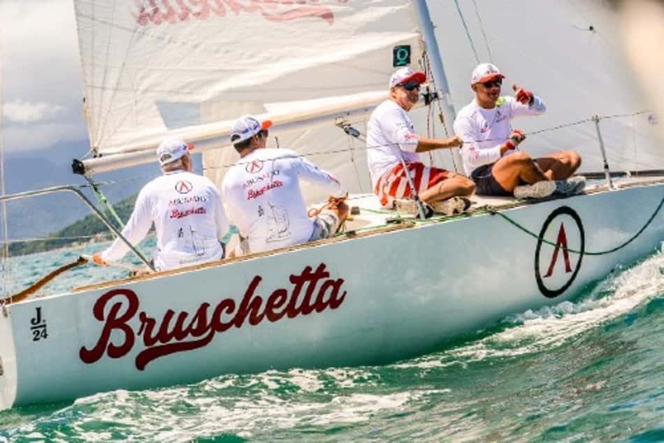 Barco tetracampeão mundial vence no primeiro dia do Troféu das Ilhas, em Ubatuba (SP)