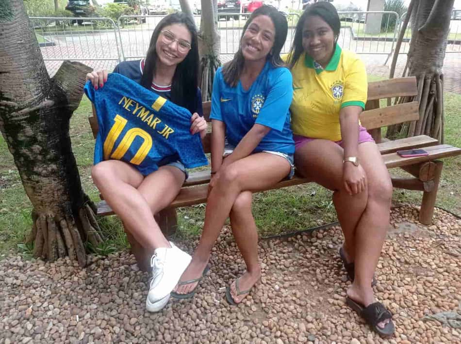 Nos últimos dia de Seleção em SP, fãs se hospedam em hotel apenas para ver Neymar