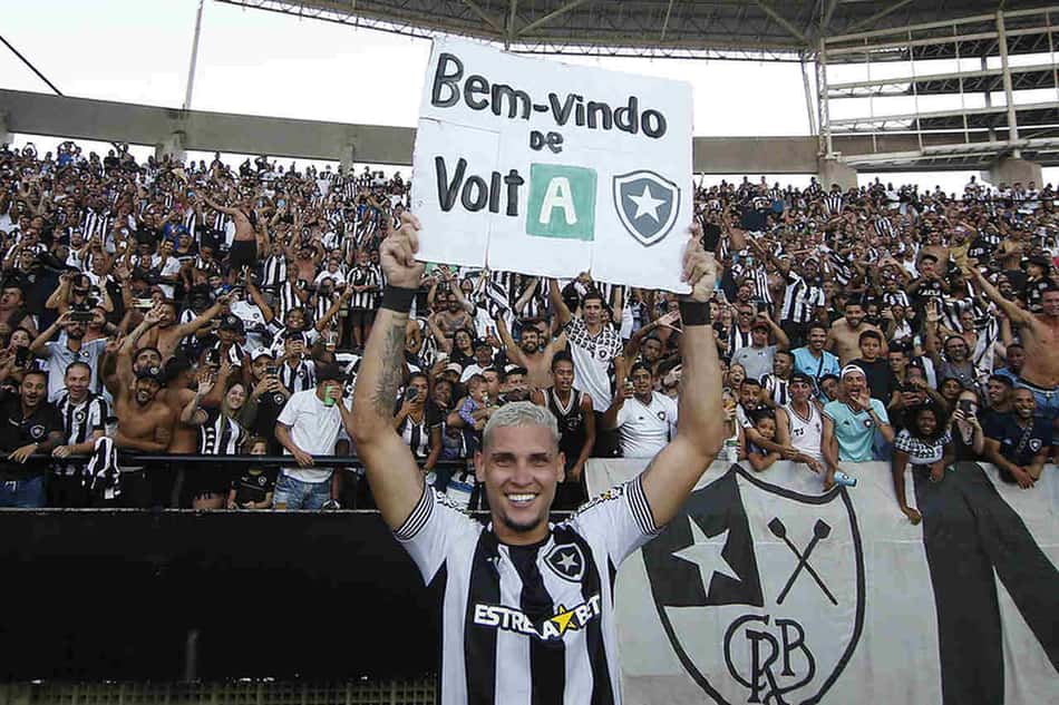 Gol do acesso coroa ano mágico de Rafael Navarro, de terceira opção a herói no Botafogo
