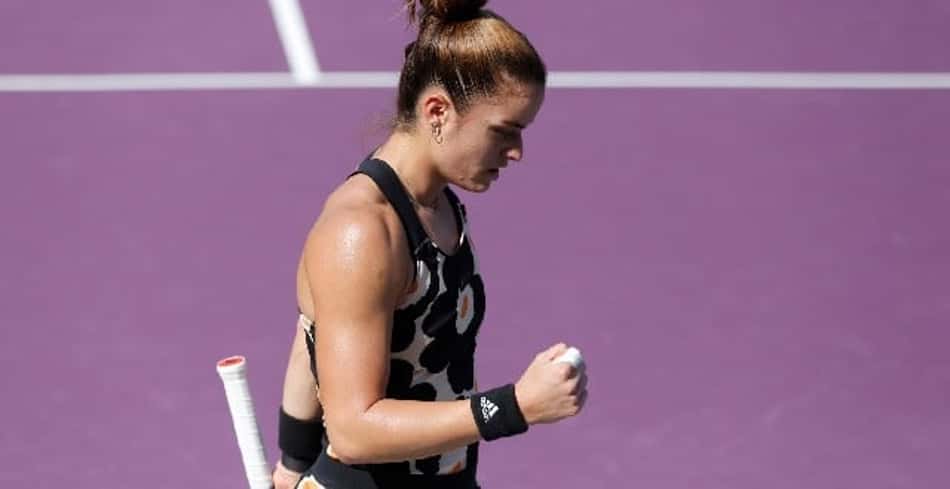 Sakkari vence batalha e vai à semi no WTA Finals