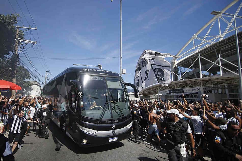 Torcida joga junto, faz festa e é peça-chave para o retorno do Botafogo à Série A do Brasileirão