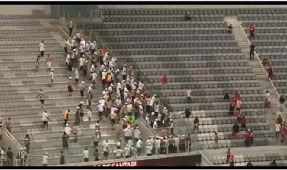 Confusão entre torcidas de Athletico-PR e Atlético-MG marca jogo na Arena da Baixada