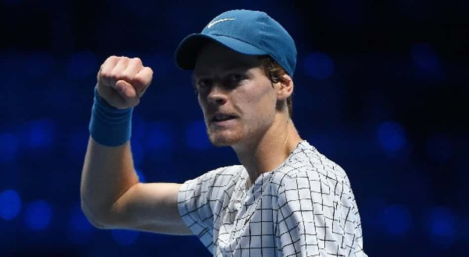 Sinner substitui Berrettini e arrasa na estreia do Finals