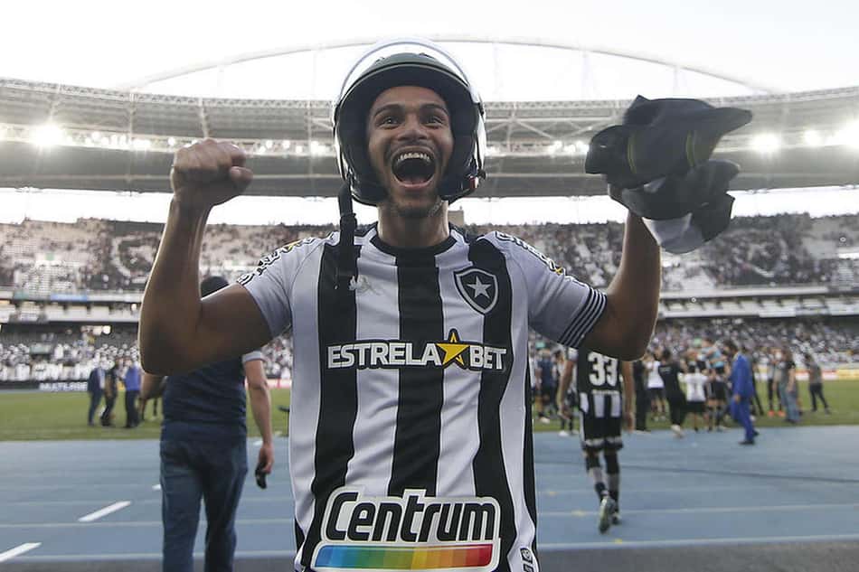 Capacete de policial e gritos pela vizinhança: Marco Antônio rouba a cena na comemoração do Botafogo