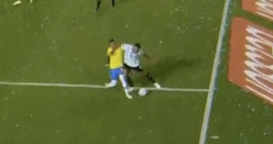 Tiago Leifert ironiza cotovelada de Otamendi em Raphinha e alerta: 'O maior absurdo que já vi'