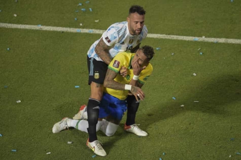 Raphinha leva cinco pontos no lábio devido a cotovelada desferida por Otamendi durante Argentina x Brasil
