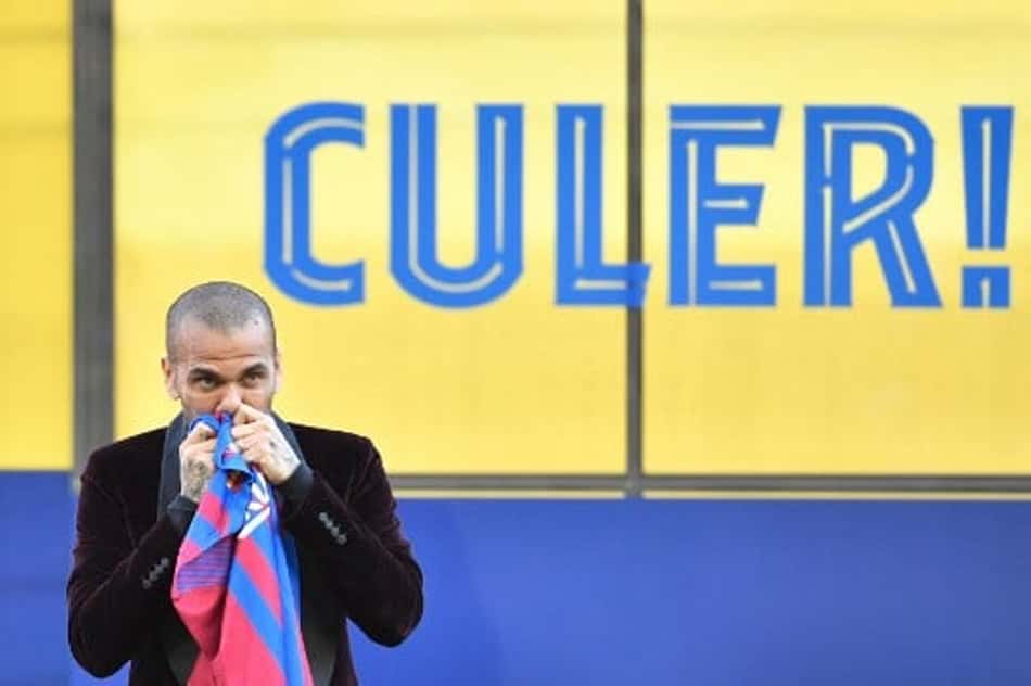 Daniel Alves é apresentado no Barcelona e beija o escudo do clube