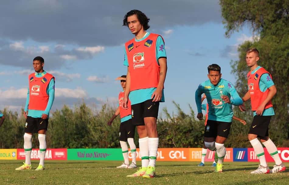 Matheus Nascimento retorna ao Botafogo com golaço sobre a Colômbia e vice com a Seleção sub-18
