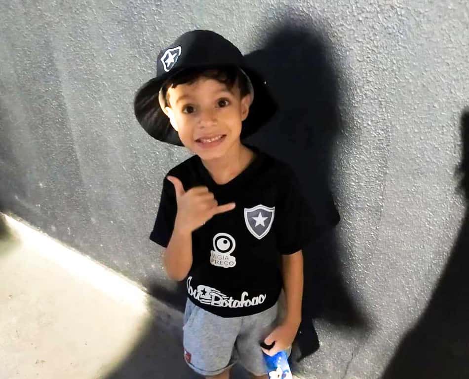 Menino de 6 anos viraliza ao ver jogo do Botafogo no estádio pela primeira vez e recusar torcer para o Flamengo