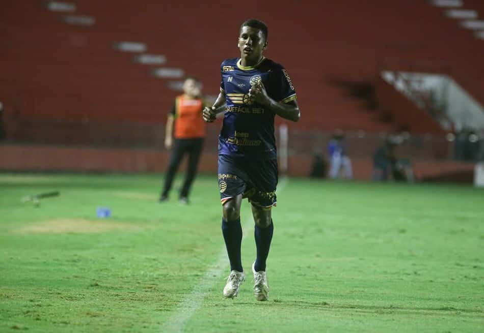 Cria da base, Thassio Marques comemora sequência como titular no Náutico