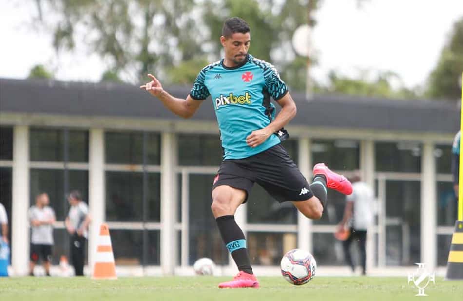 Daniel Amorim mostra como pode ser útil em 2022, e torcedores do Vasco pedem a permanência do atacante