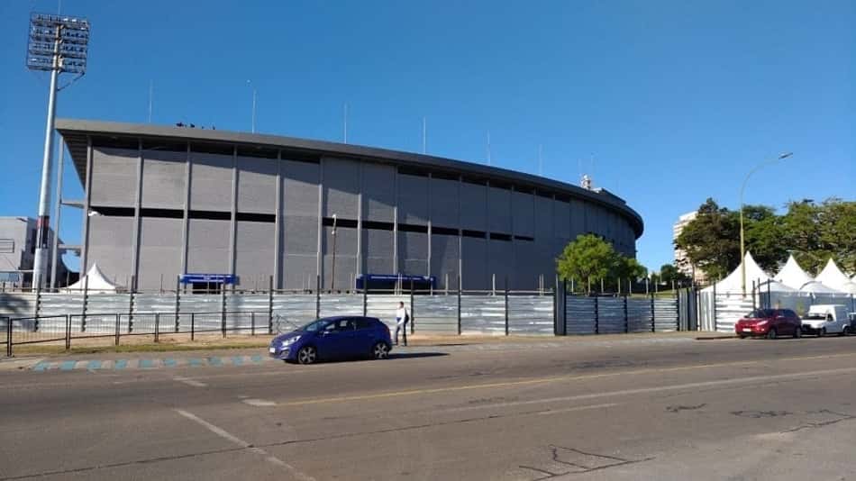 Torcedores do Flamengo já chegando para final da Libertadores, clima de decisão esquentando e Centenário em reforma: o 1º dia do L! no Uruguai