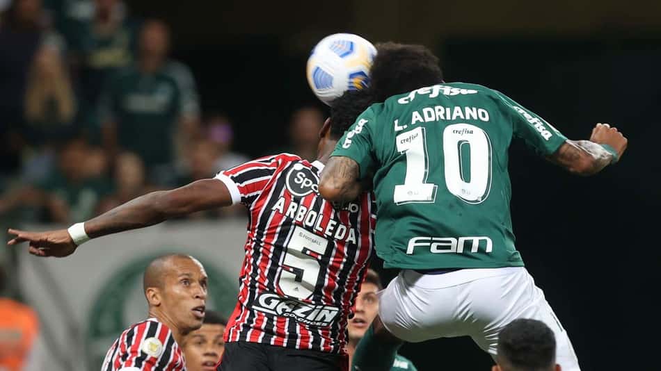 Luiz Adriano sai vaiado e ironiza torcida, que responde: 'Vai tomar..'