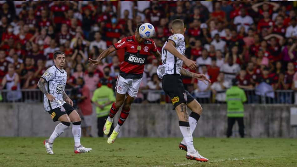 Corinthians e Flamengo se enfrentam pelo Campeonato Brasileiro
