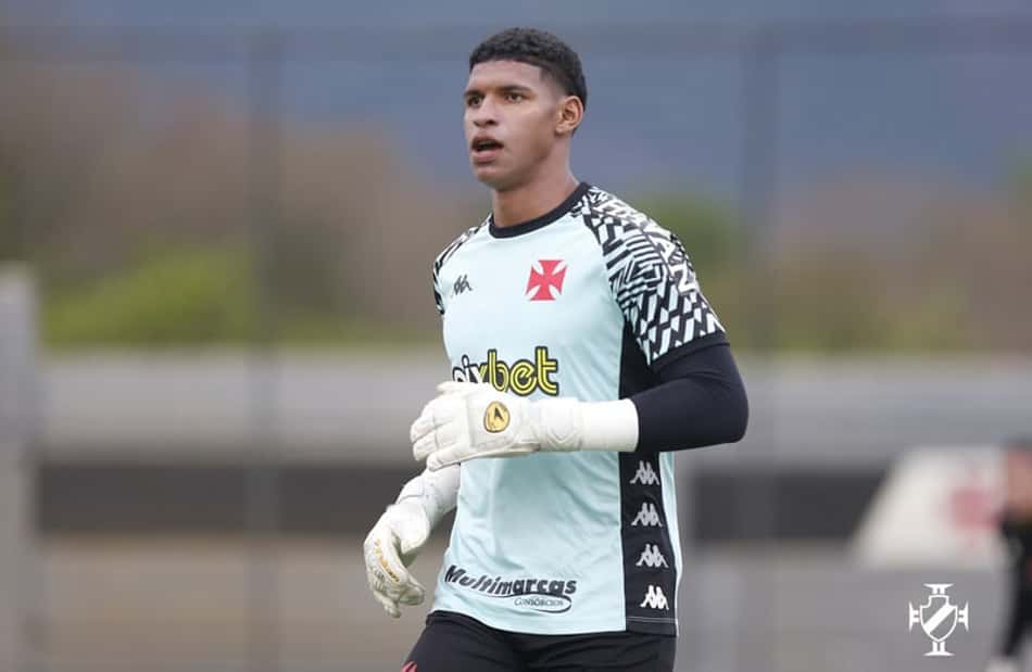 Vasco renova com o goleiro Halls até o fim da próxima temporada