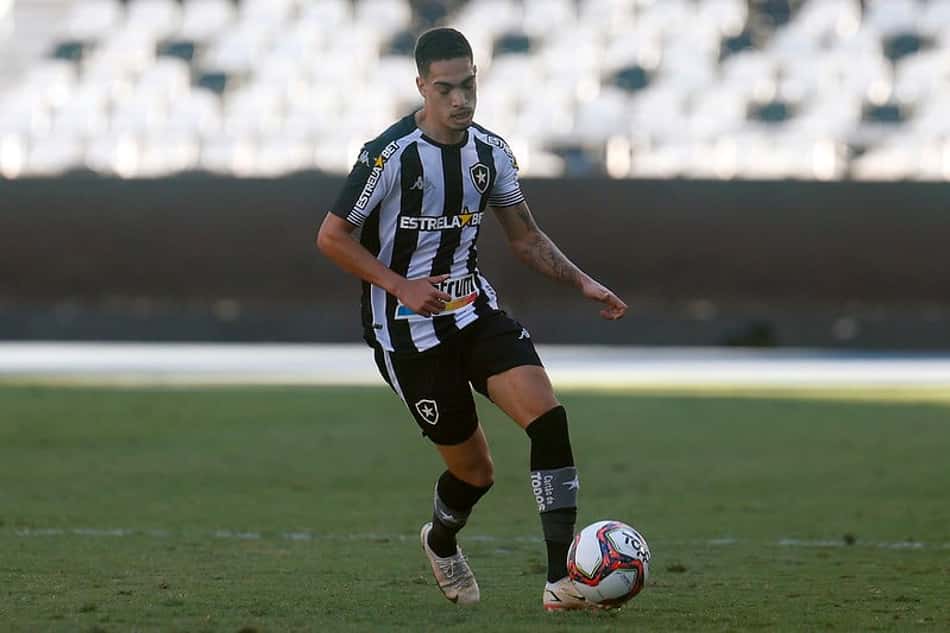 Hugo comenta disputa de posição com Carlinhos na lateral do Botafogo: 'Competição sadia'