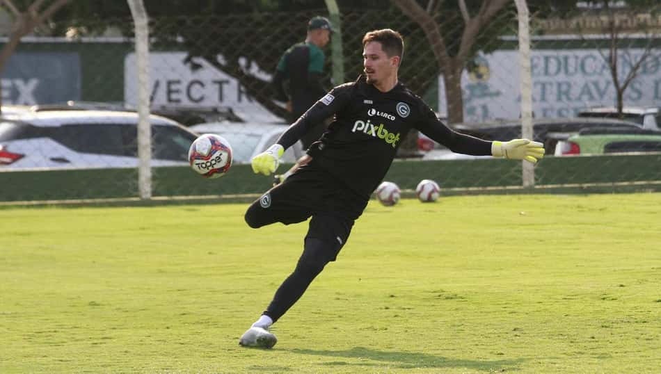 Goleiro Tadeu exalta boa fase do Goiás antes de jogo decisivo contra o Guarani pela Série B