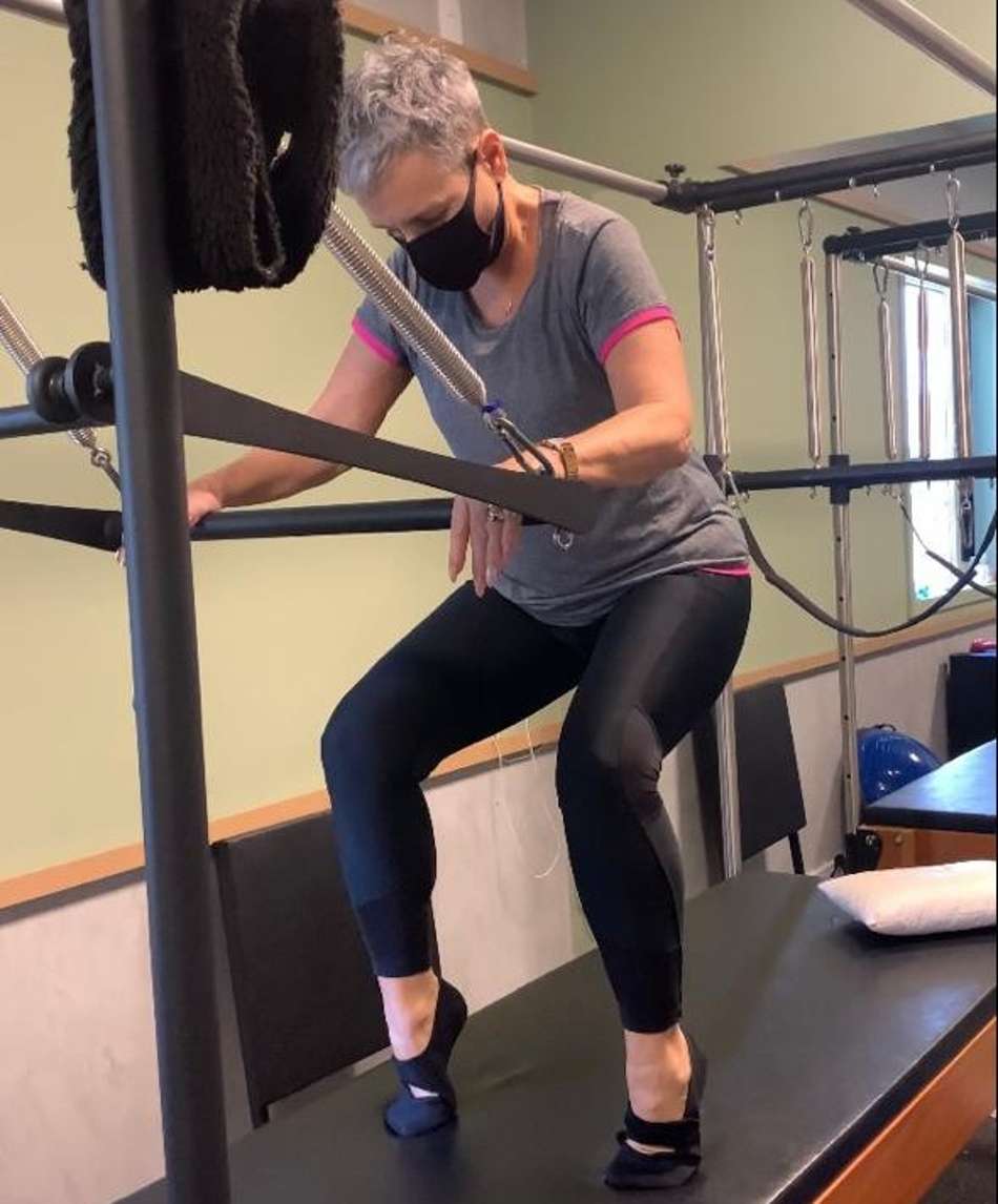 Portadora de espondilite anquilosante, influenciadora Ceres Azevedo ressalta o papel do pilates em sua rotina