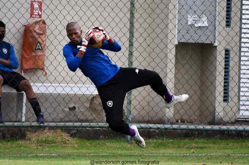 Guilherme projeta clássico entre Botafogo e Flamengo pelo Carioca Sub-15: 'Estamos confiantes'