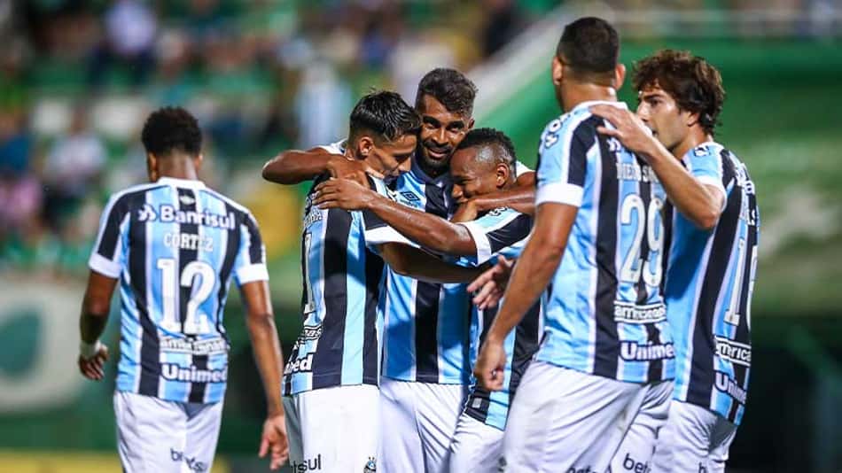 Grêmio vence a Chapecoense e volta a sonhar com permanência na primeira divisão do Brasileirão