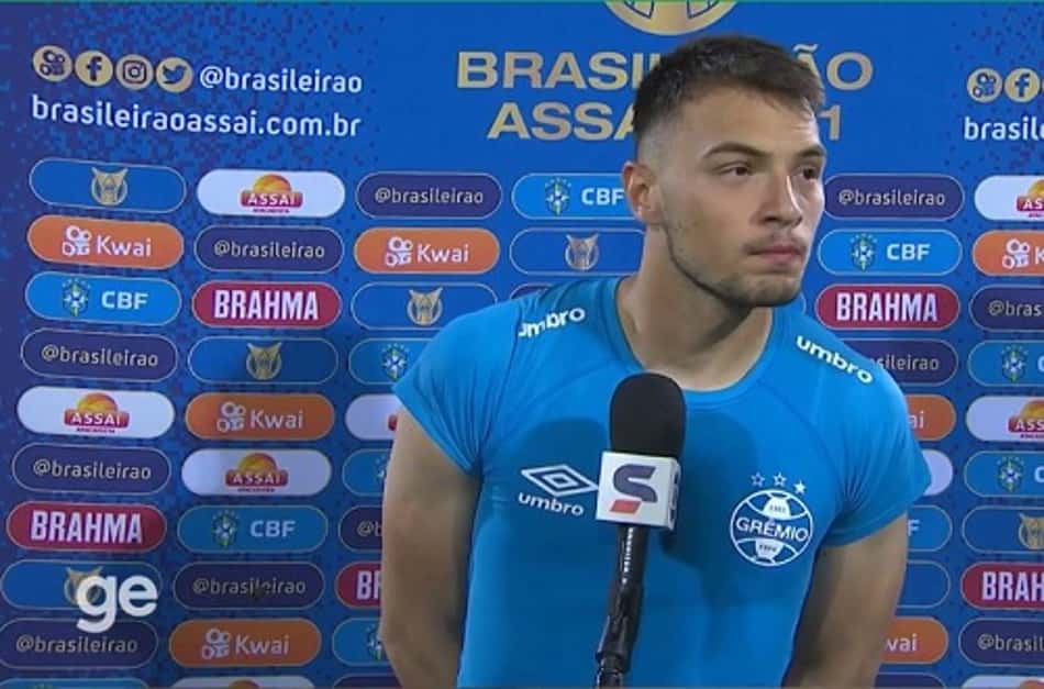 Gabriel Grando celebra vitória do Grêmio diante da Chapecoense