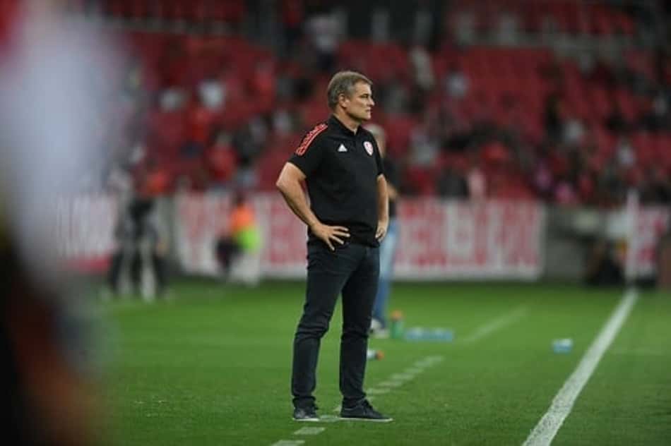 Aguirre define escalação do Internacional para encarar o Atlético-GO, nesta segunda