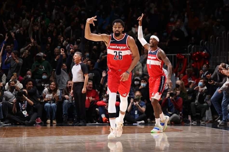 Wizards vira no final e vence confronto direto com o Heat