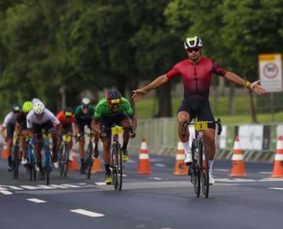 Ciclista argentino é campeão de prova do Tour de France no Rio