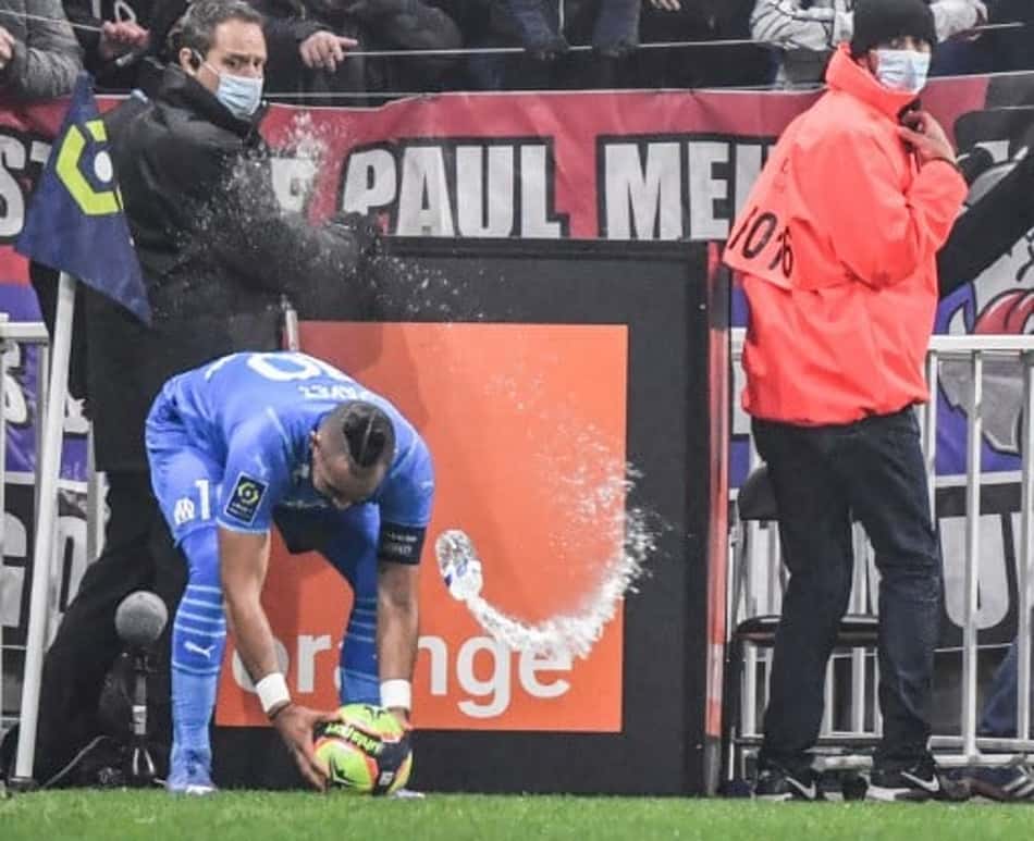 Jogo entre Lyon e Olympique de Marseille na França é suspenso após torcedor acertar garrafa em Payet
