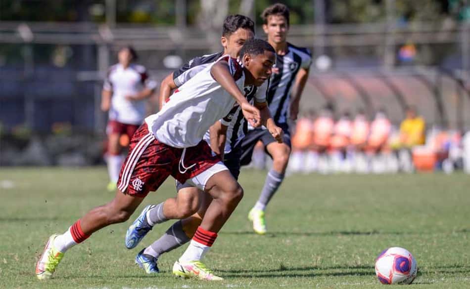 Carioca Sub-15: Flamengo e Botafogo empatam no jogo de ida da semifinal