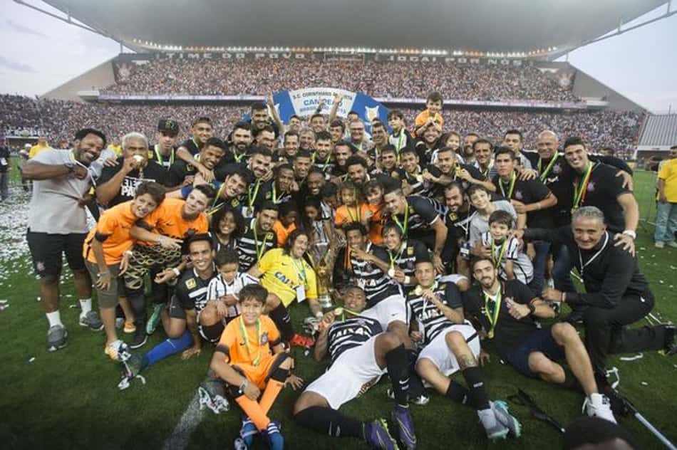 Há sete anos, o Corinthians goleava o São Paulo e erguia a sexta taça do Brasileirão; relembre