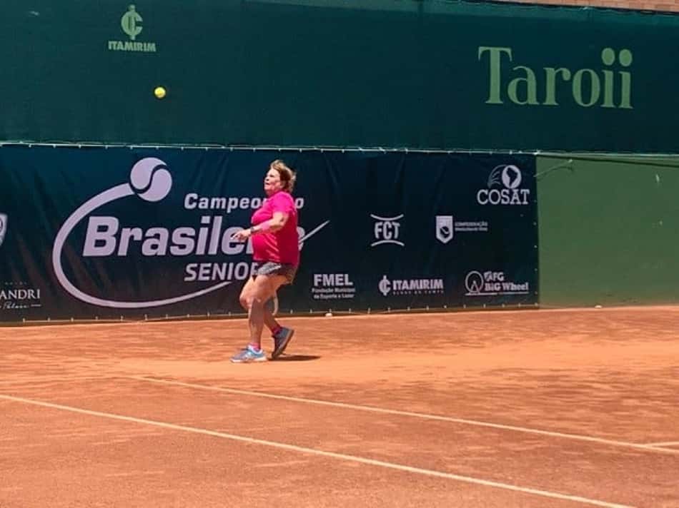 Tenista de Itajaí (SC) vence e desafia top 5 no Brasileirão Seniors