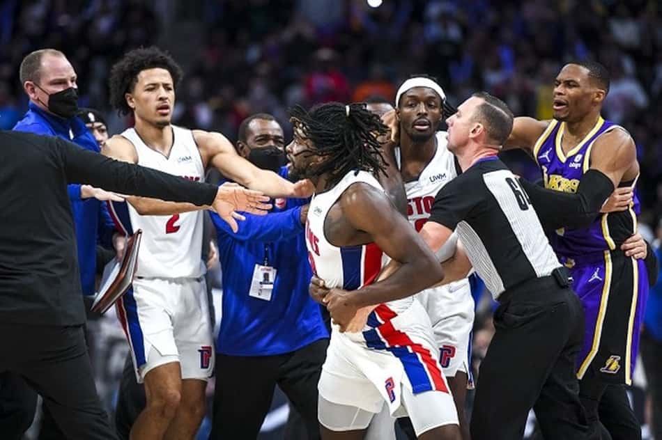 NBA anuncia suspensões de LeBron e Stewart