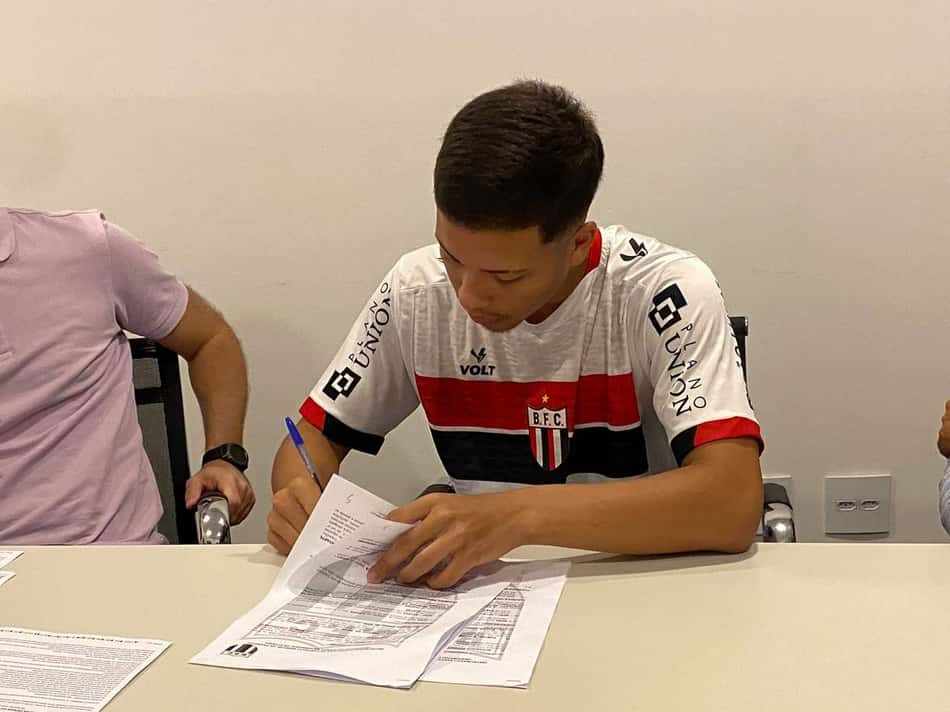 De contrato profissional assinado, Samuel se diz realizado: 'Sonhei com isso desde criança'