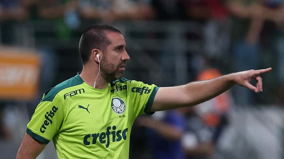'Rir para não chorar', diz auxiliar de Abel sobre atuação da arbitragem contra o Palmeiras