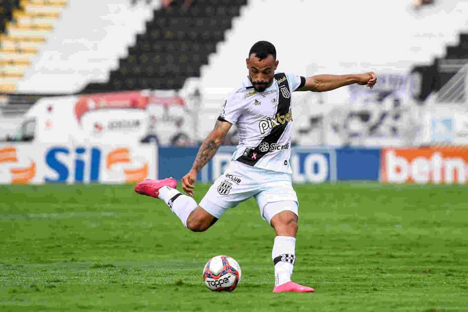 Artilheiro da temporada 2021 na Ponte Preta interessa ao Fortaleza