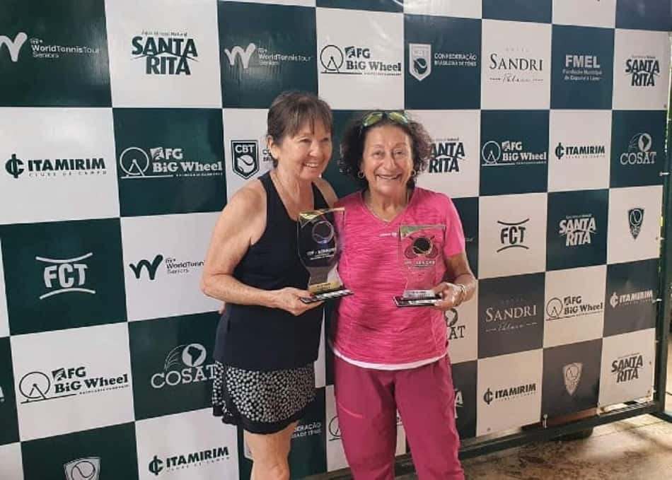Althea Abiko de preto e Bernardete Viana de rosa