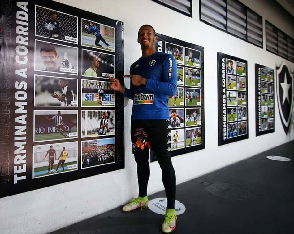 Corredores do Nilton Santos são decorados com jogadores do Botafogo e momentos do título da Série B